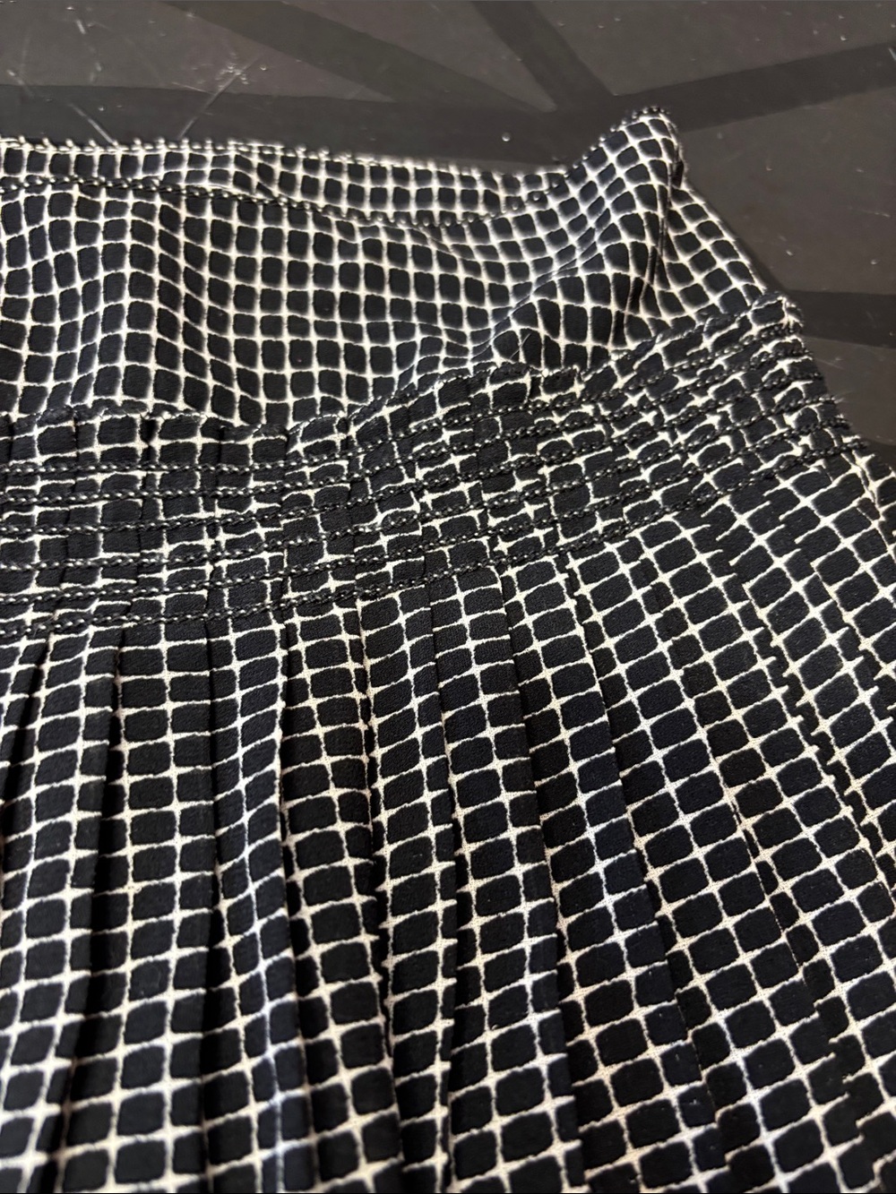 Max Studio Black & White Grid Pleated Circle Skirt b192 - Picture 4 of 4